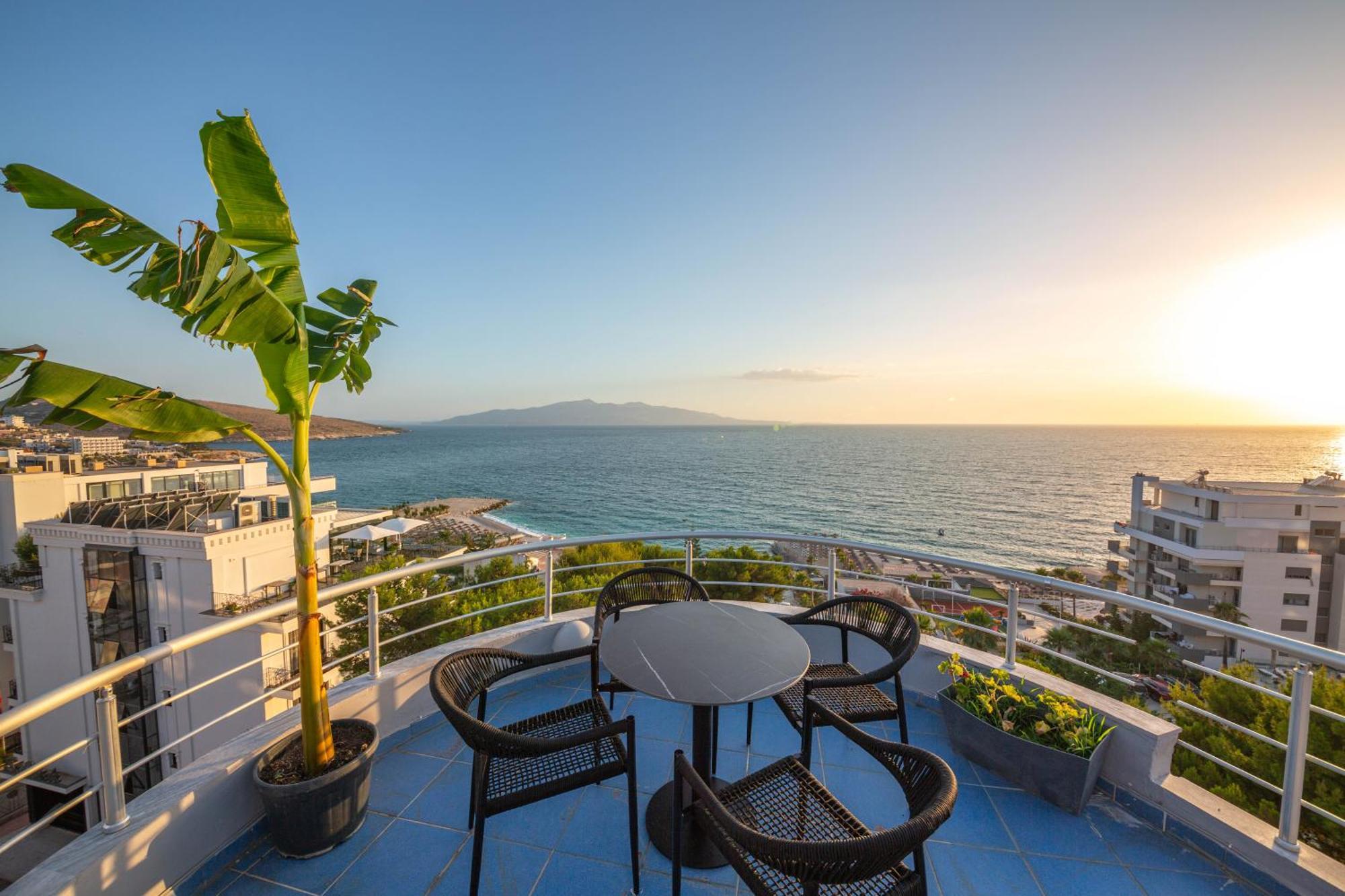 Hotel Sea Breeze Саранда Экстерьер фото