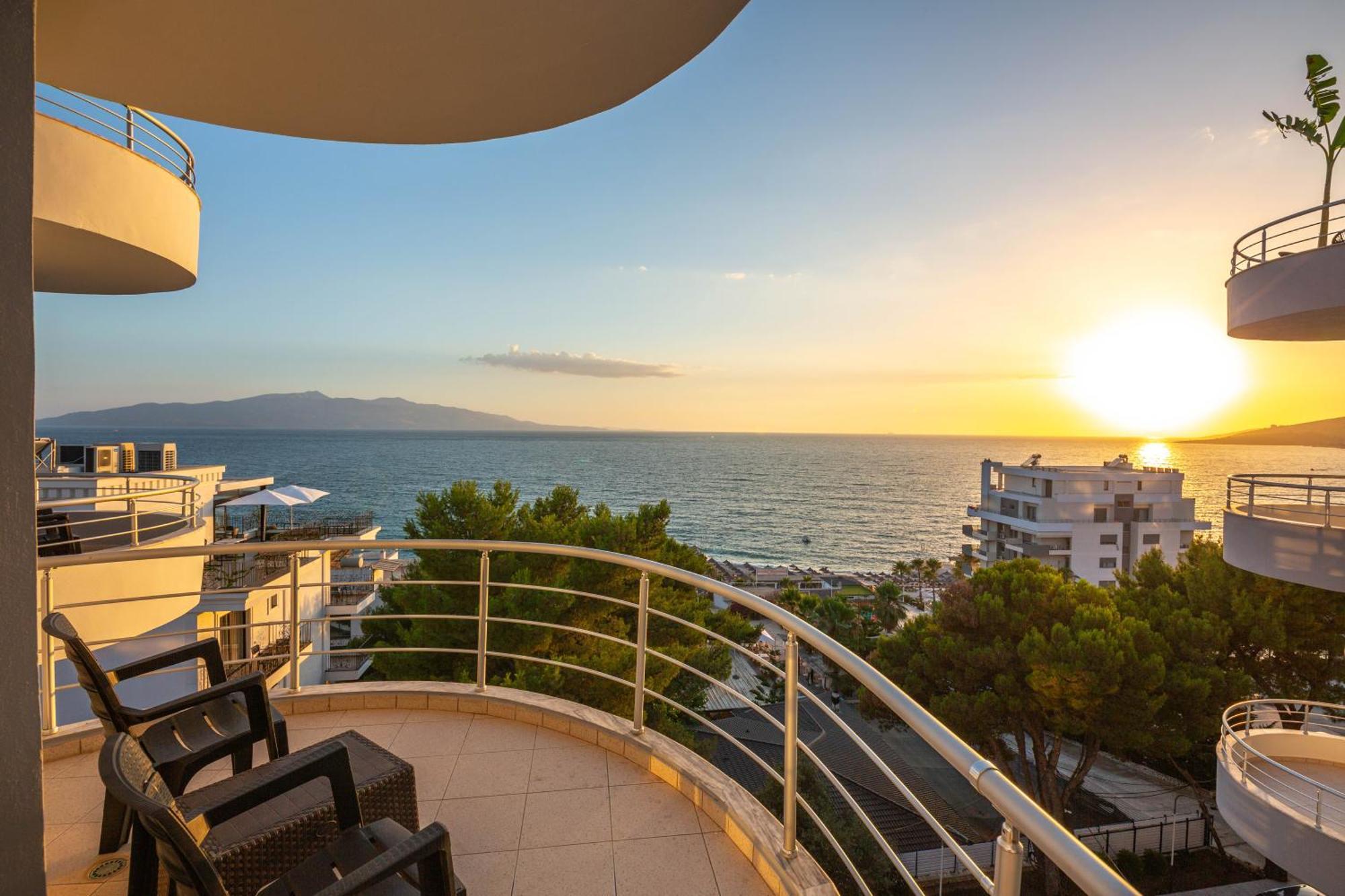 Hotel Sea Breeze Саранда Экстерьер фото