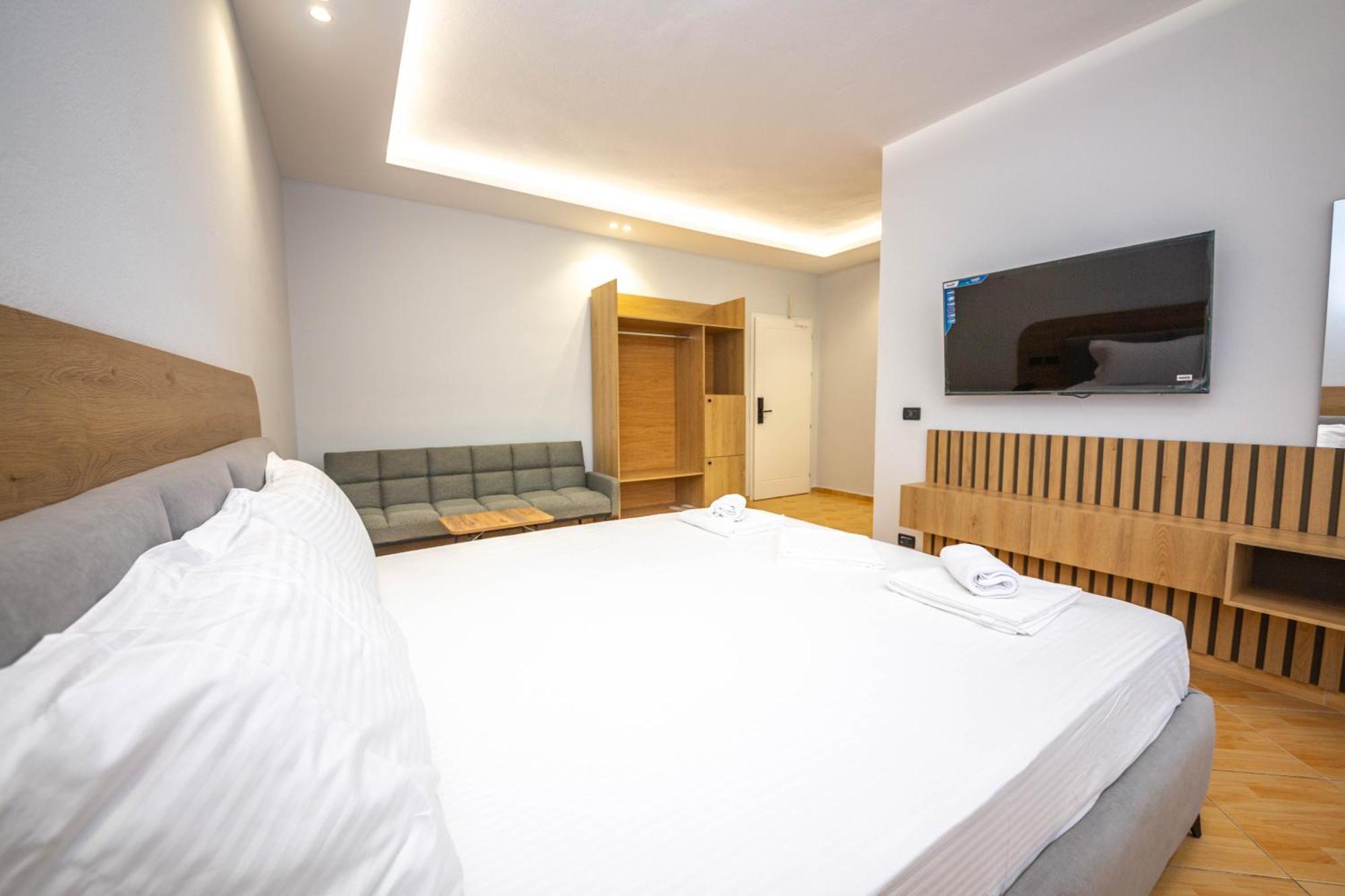 Hotel Sea Breeze Саранда Экстерьер фото