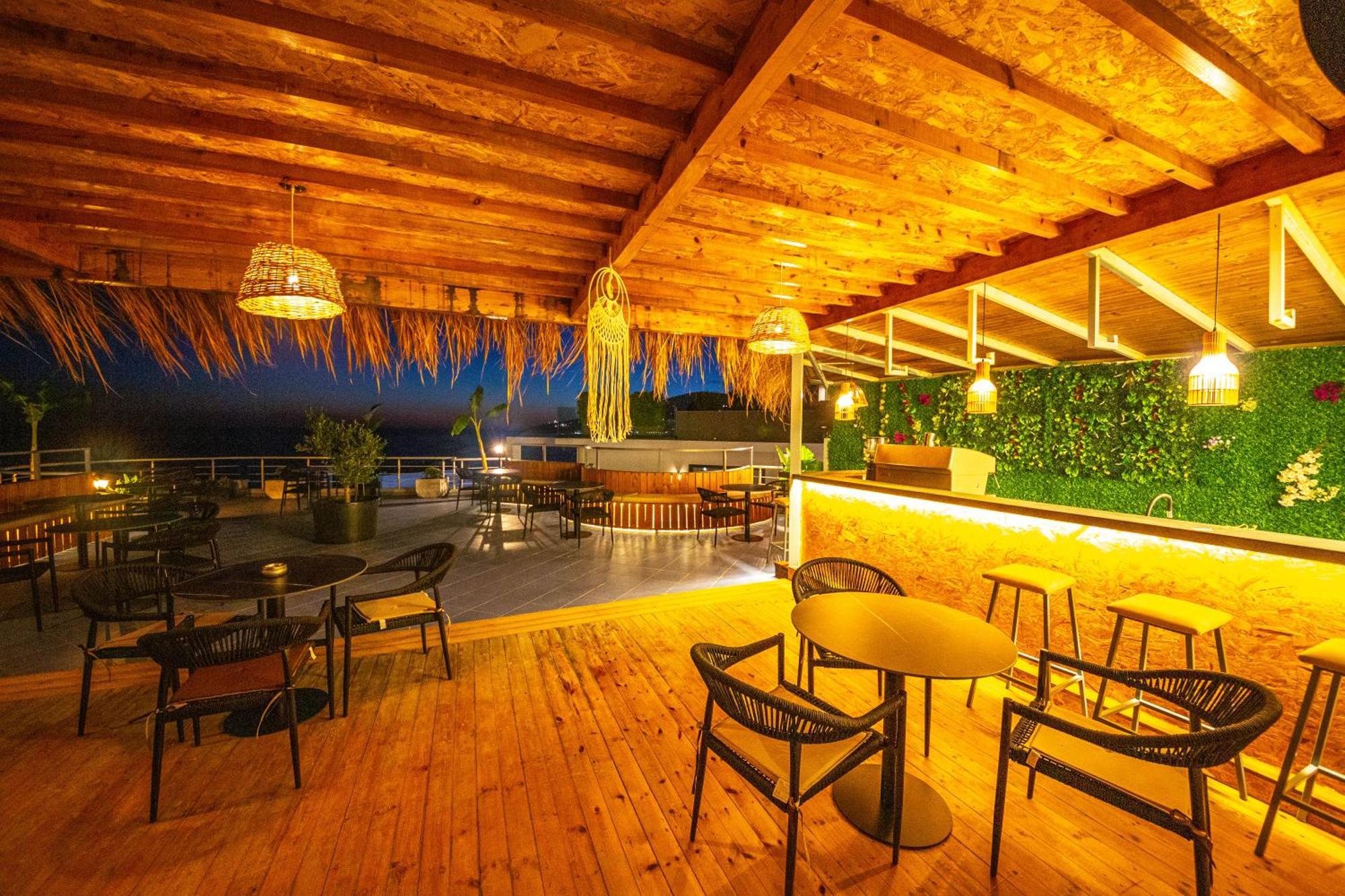 Hotel Sea Breeze Саранда Экстерьер фото