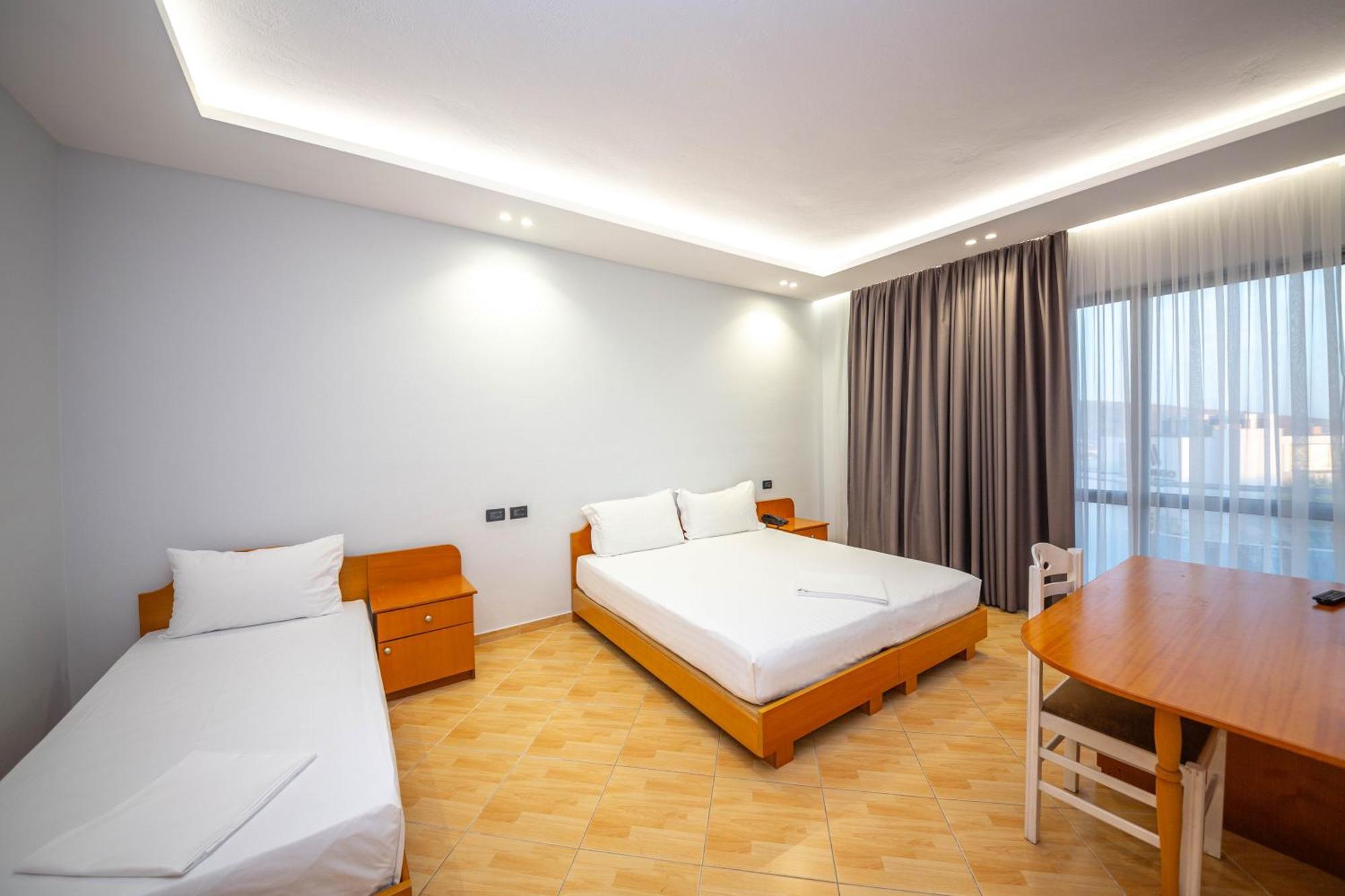 Hotel Sea Breeze Саранда Экстерьер фото