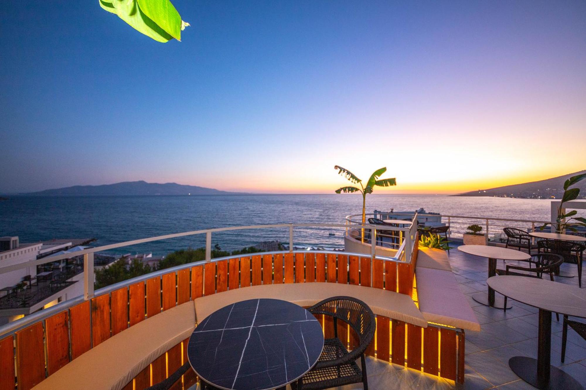 Hotel Sea Breeze Саранда Экстерьер фото