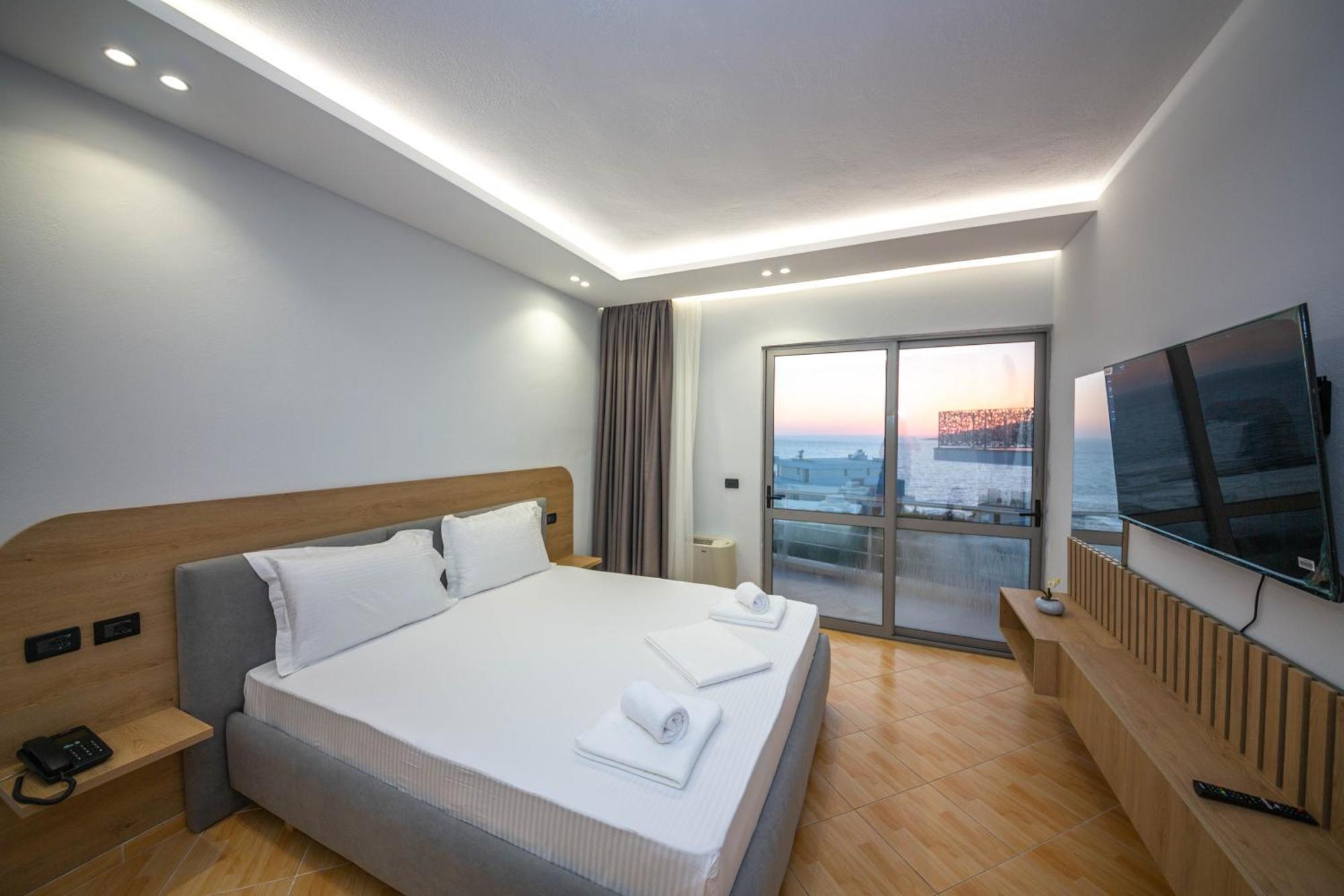 Hotel Sea Breeze Саранда Экстерьер фото