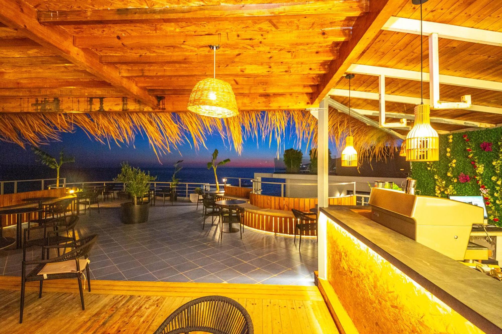 Hotel Sea Breeze Саранда Экстерьер фото