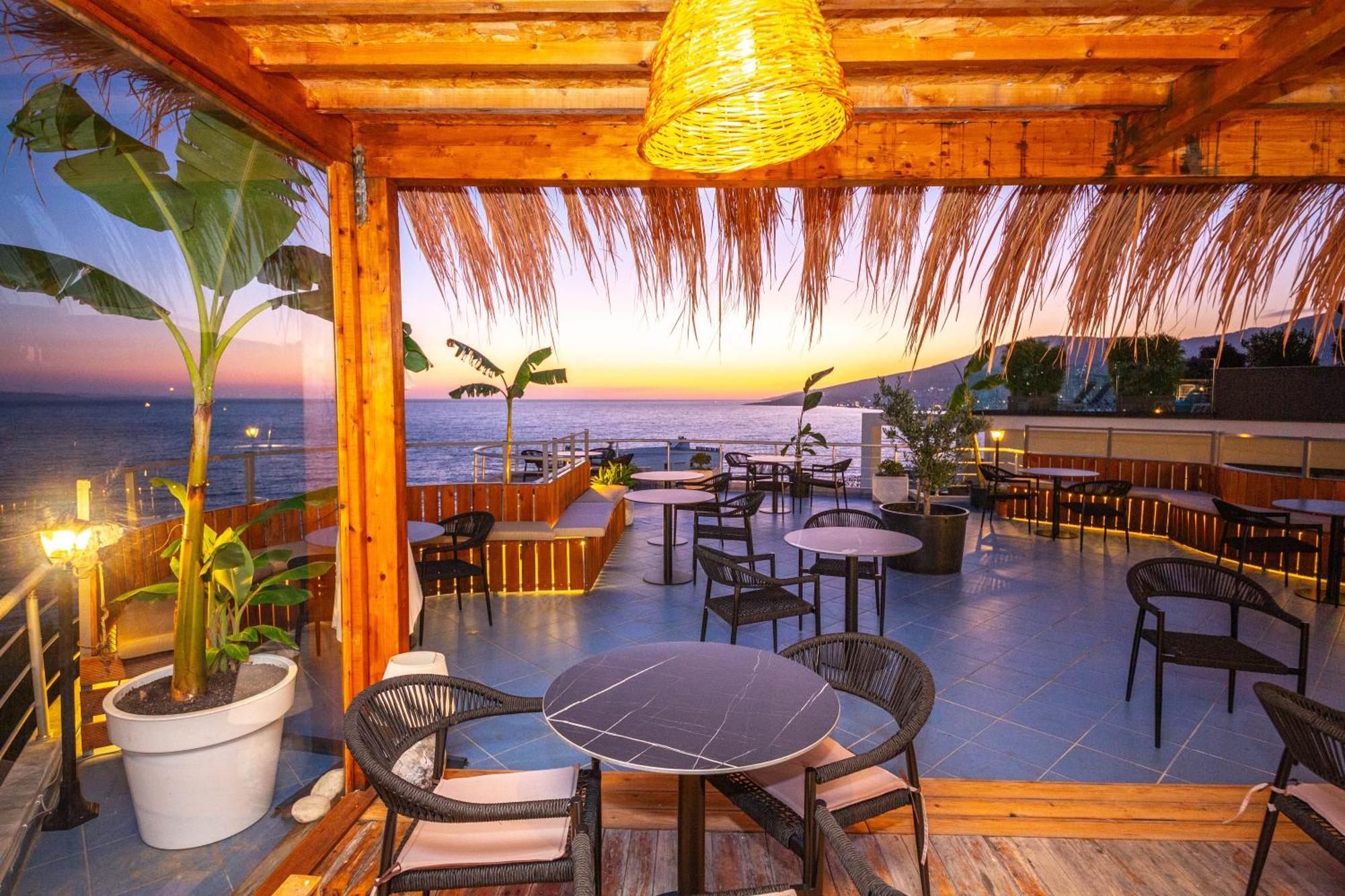 Hotel Sea Breeze Саранда Экстерьер фото