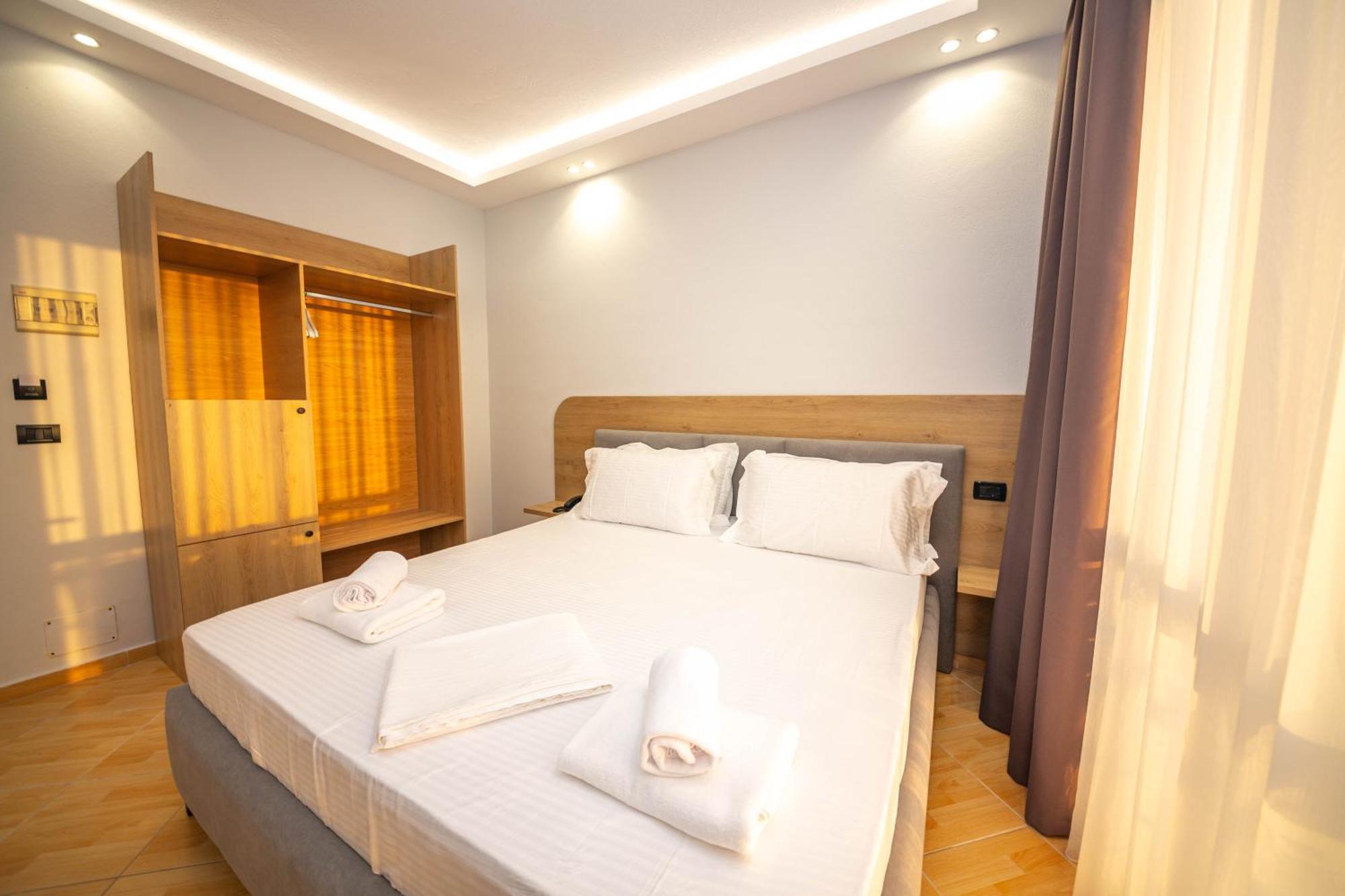 Hotel Sea Breeze Саранда Экстерьер фото