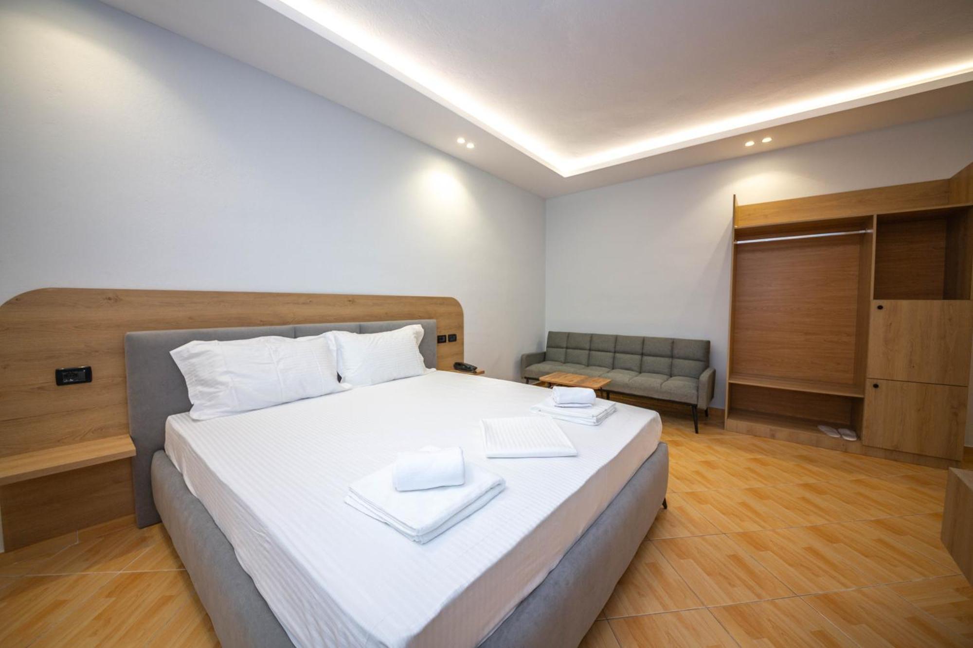 Hotel Sea Breeze Саранда Экстерьер фото