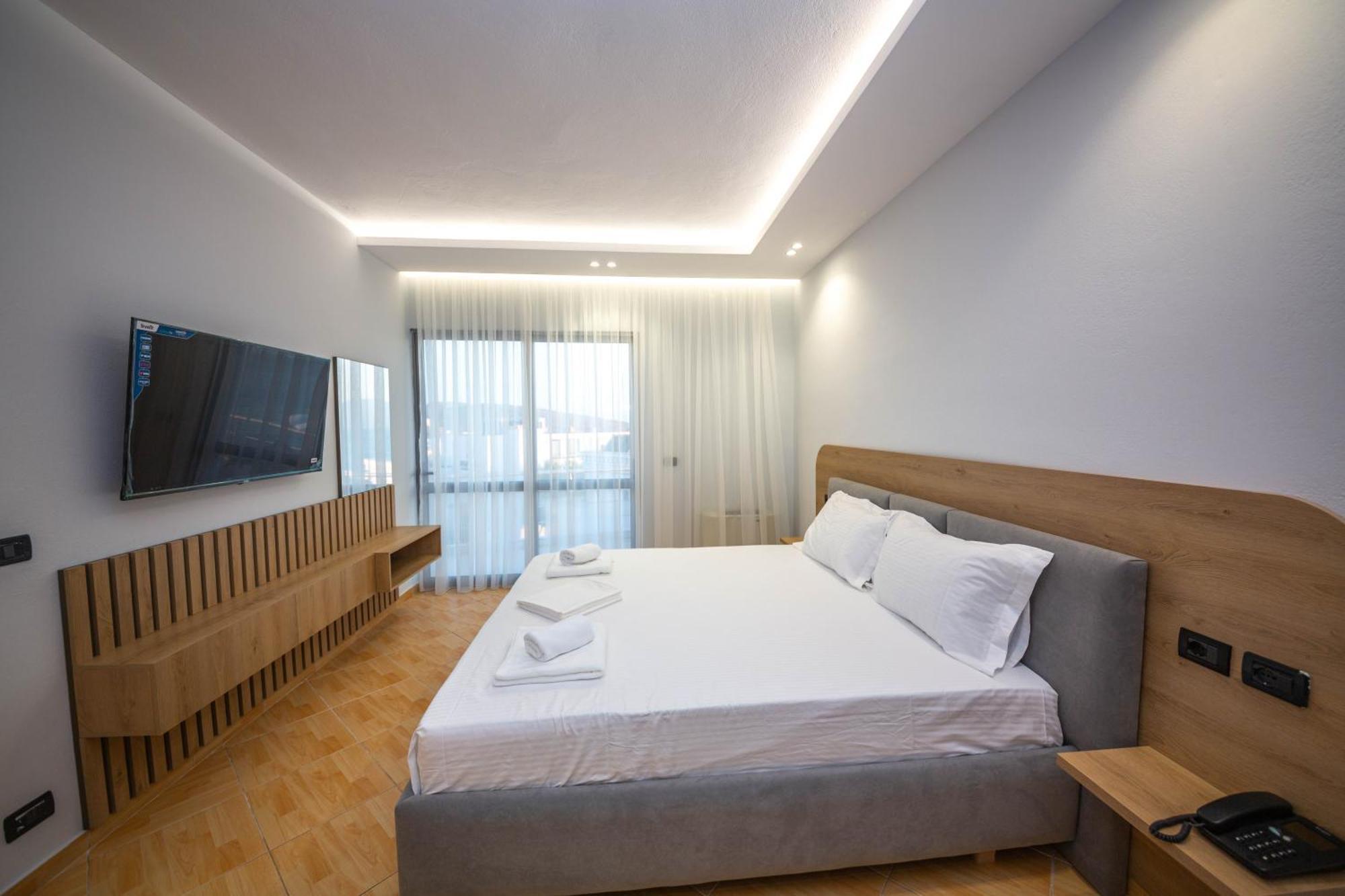 Hotel Sea Breeze Саранда Экстерьер фото