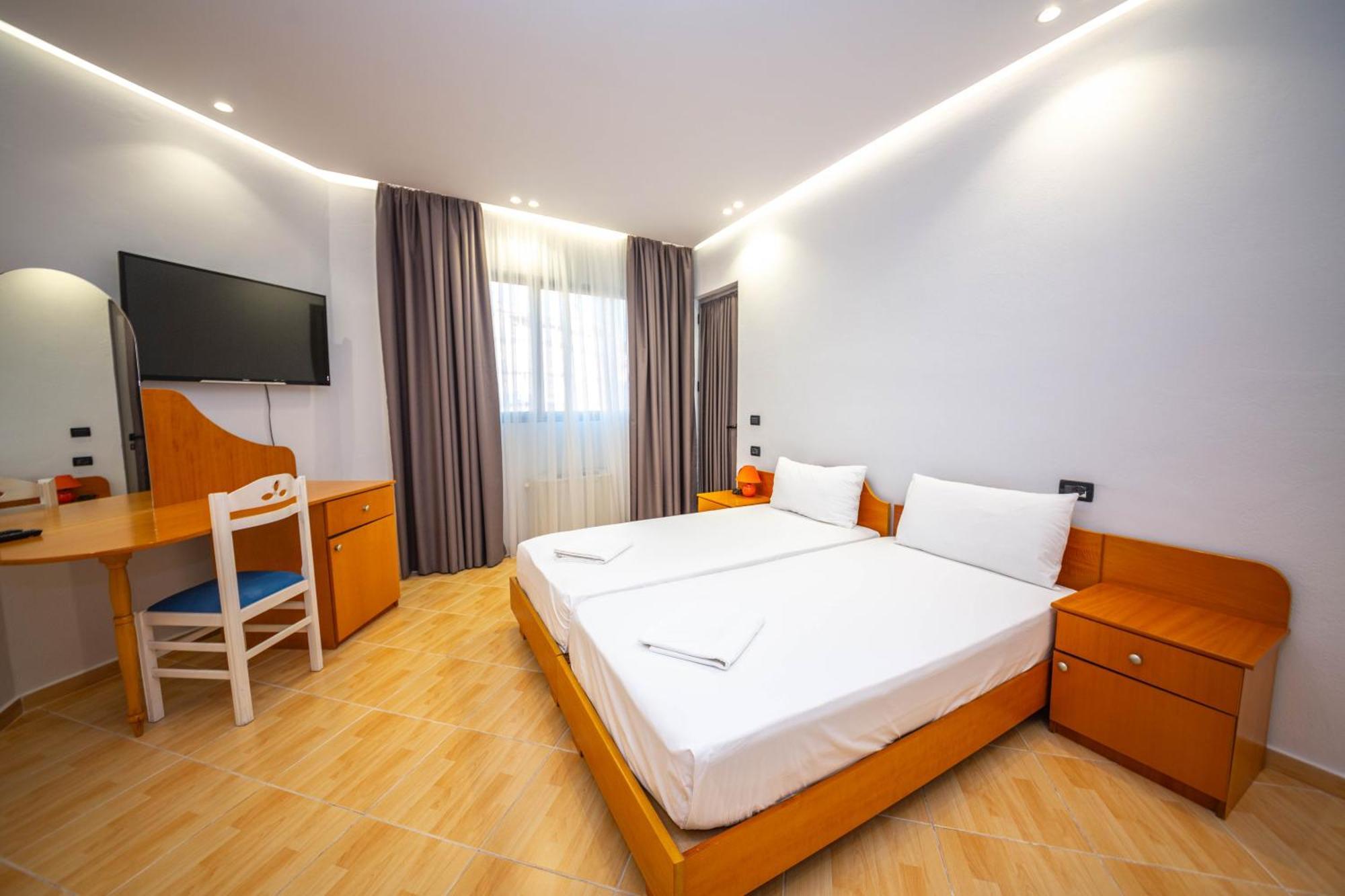 Hotel Sea Breeze Саранда Экстерьер фото