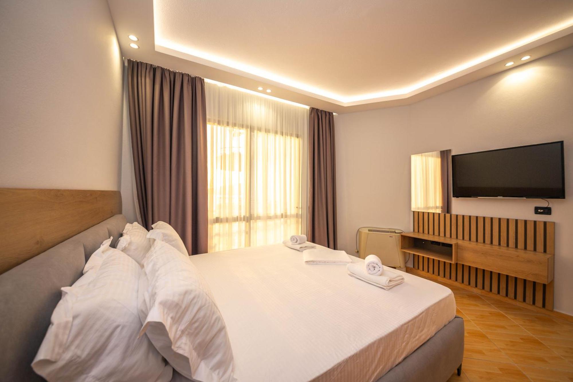 Hotel Sea Breeze Саранда Экстерьер фото