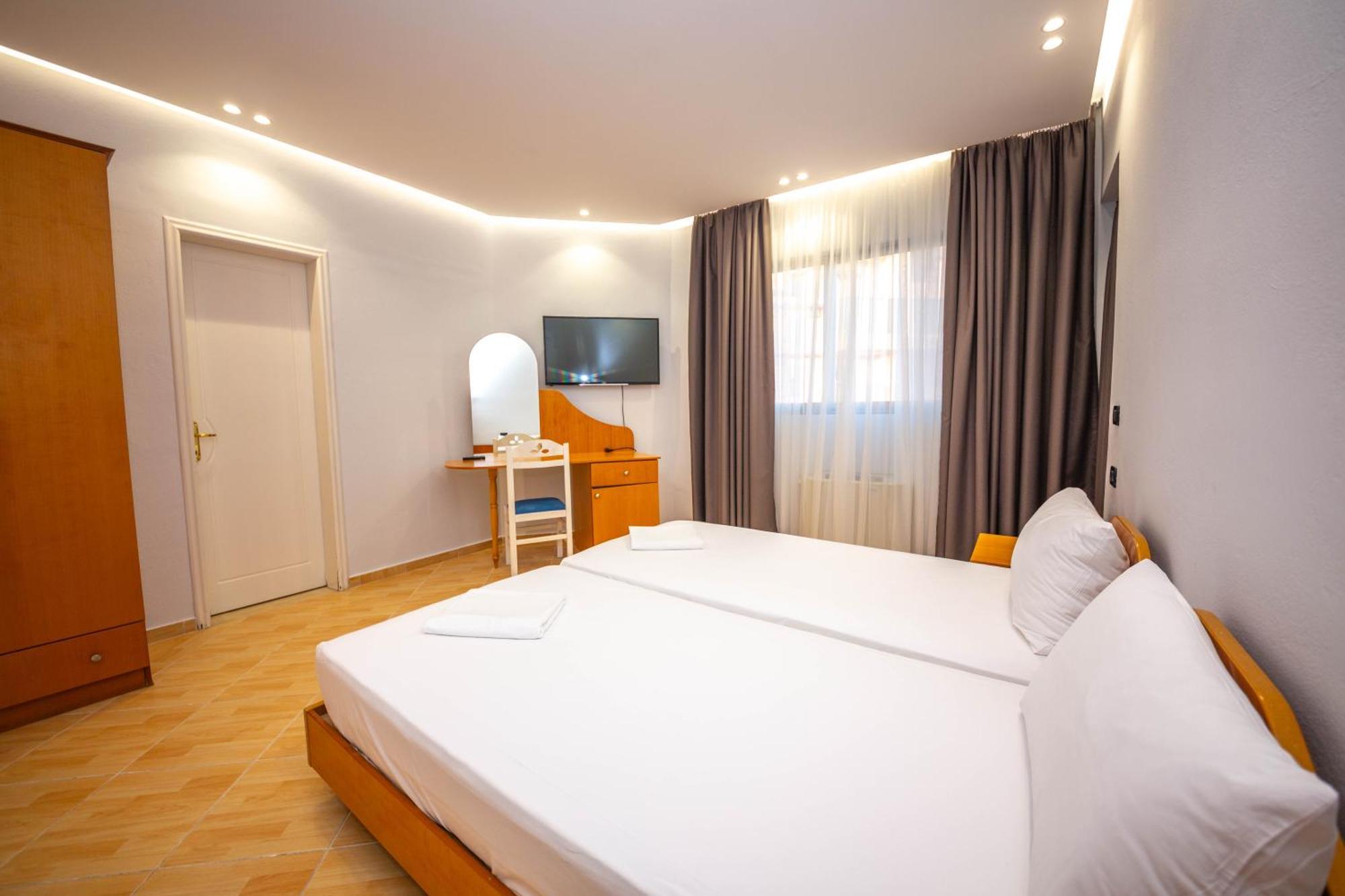 Hotel Sea Breeze Саранда Экстерьер фото