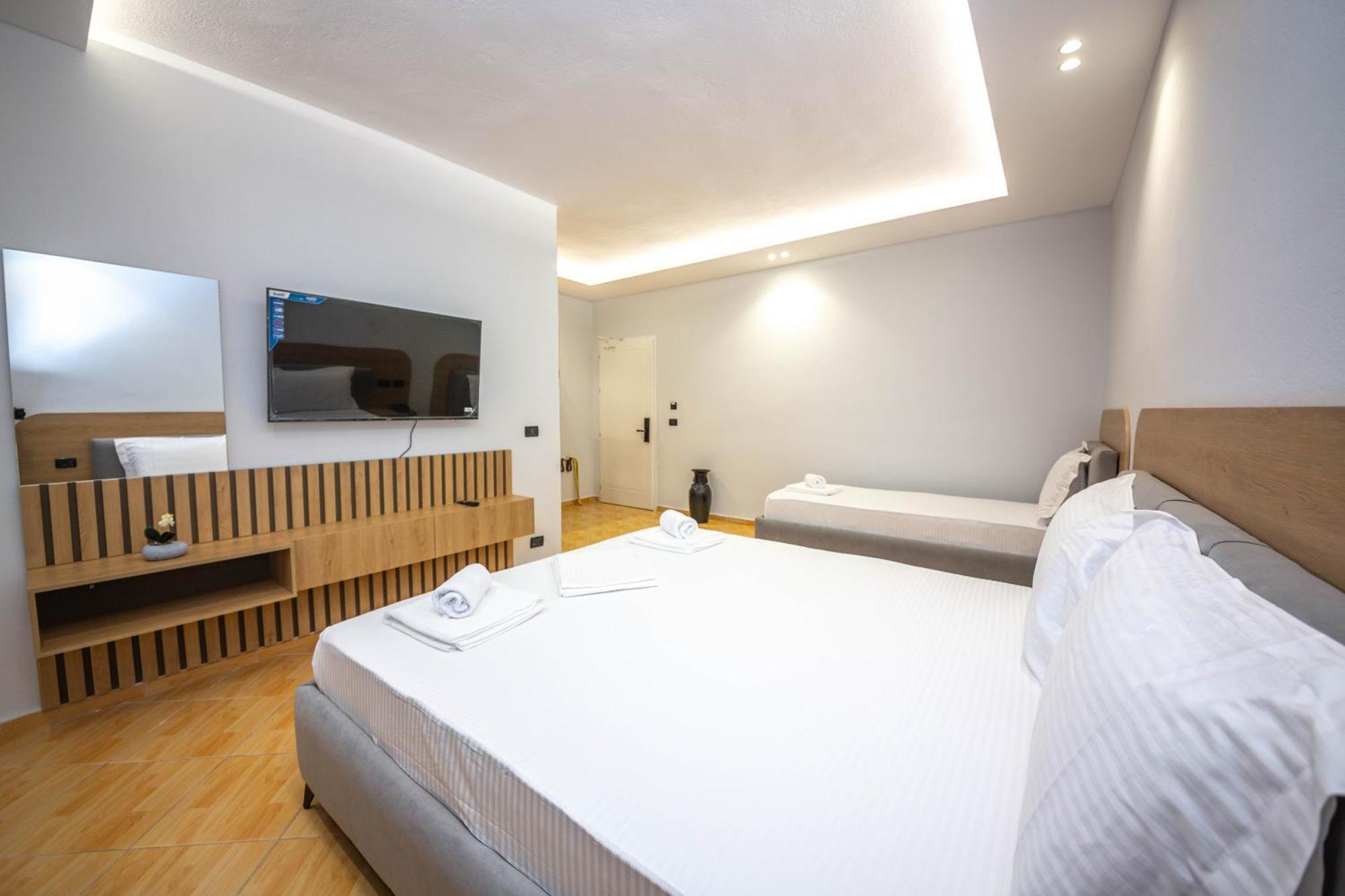 Hotel Sea Breeze Саранда Экстерьер фото