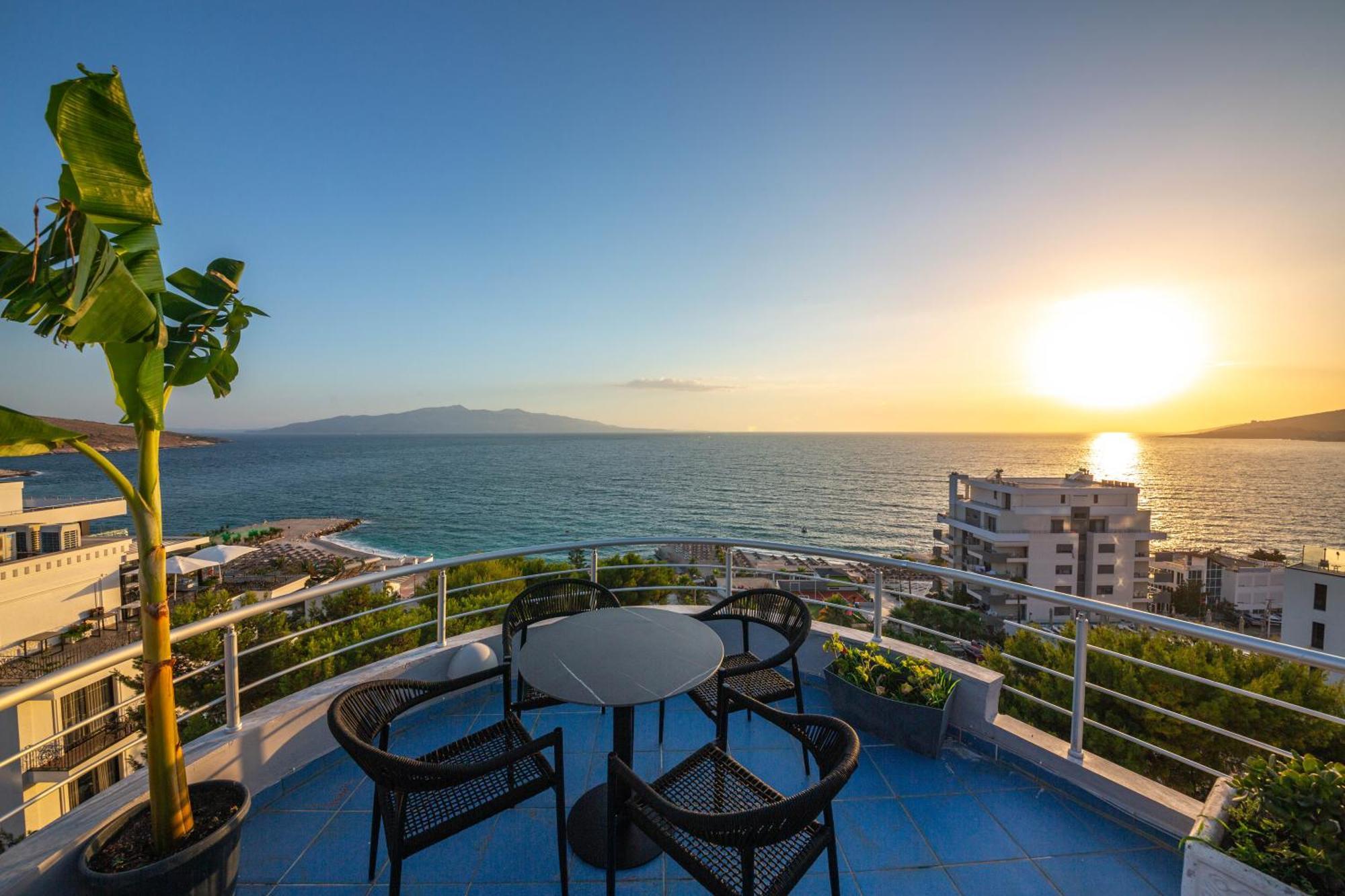 Hotel Sea Breeze Саранда Экстерьер фото