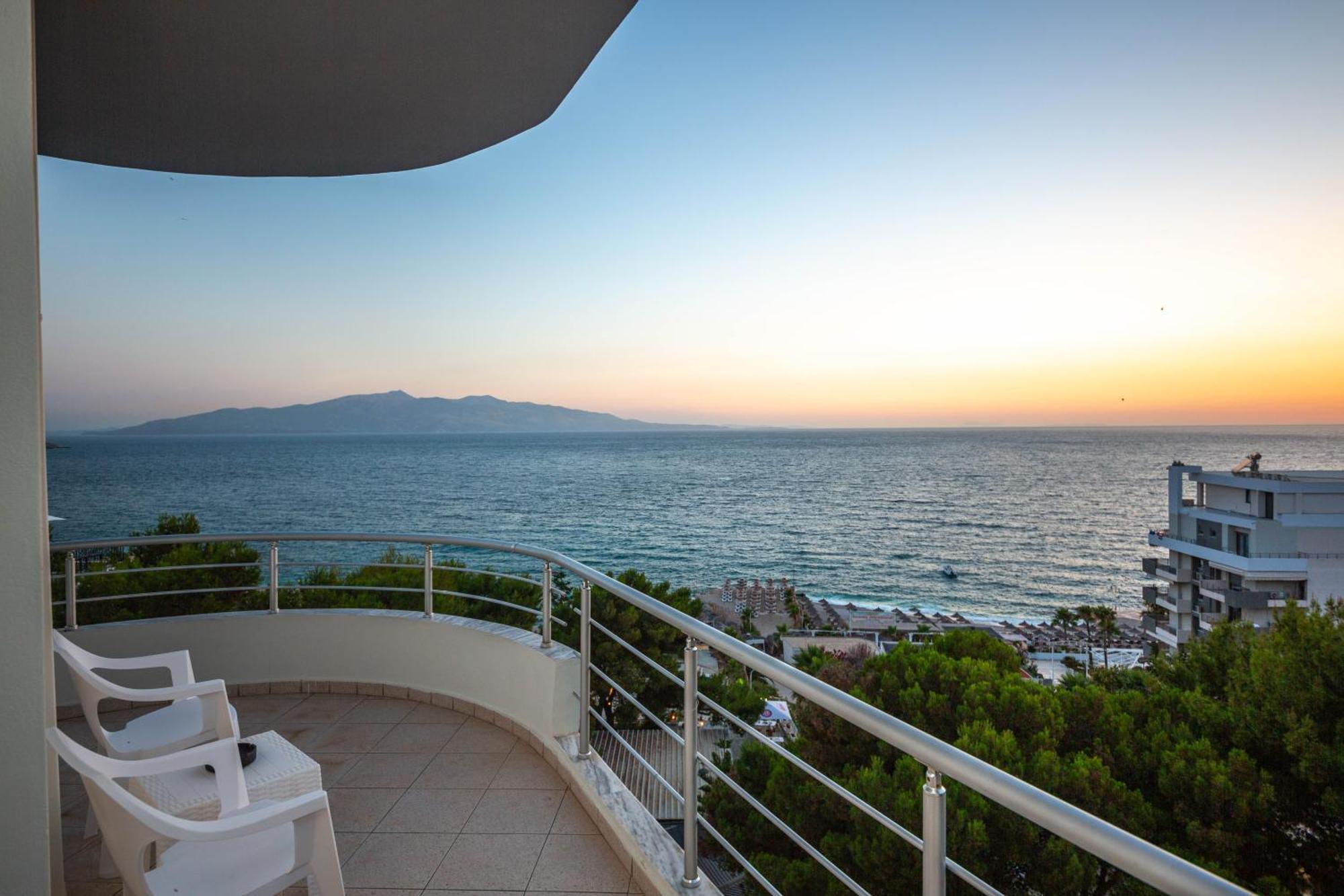 Hotel Sea Breeze Саранда Экстерьер фото